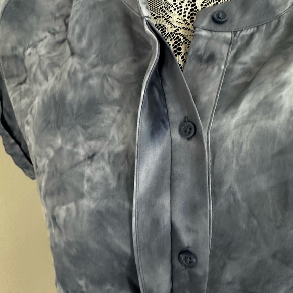 Women's Simply Vera Wang Shirred Neck Blouse. Blue Tie Dye. Button. Soft. Sz: S - Picture 11 of 15